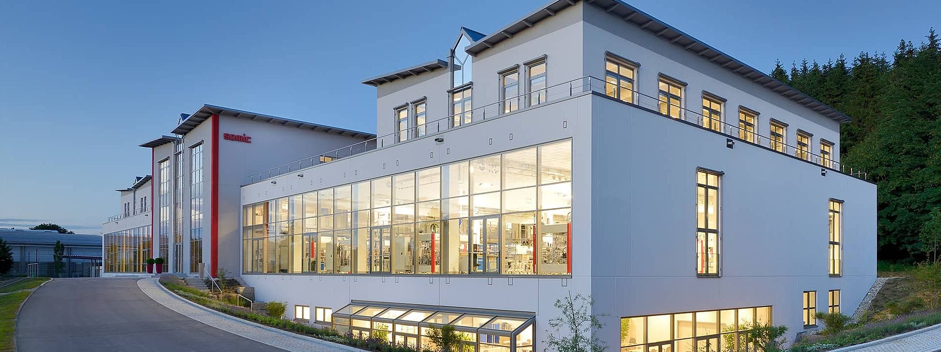 SOMIC Hauptgebäude in Amerang während einer Abendstimmung